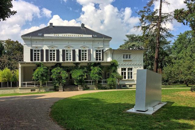 Die Eingangsseite der Villa Lantz mit der Inschrift: PAX INTRANTIBUS (=Friede den Eintretenden); rechts Meusers "Dumme Kiste".