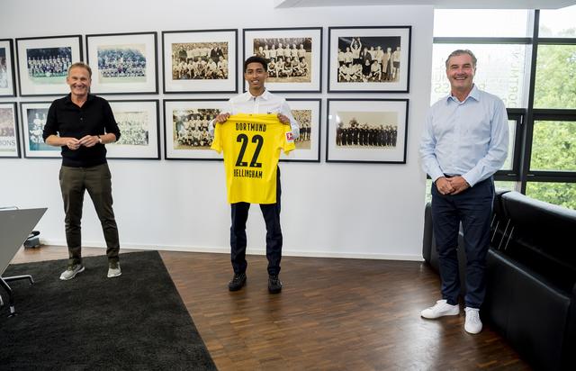 Nach der Vertragsunterzeichnung präsentierte Jude Bellingham sein neues BVB-Trikot mit der Nummer 22. BVB-Chef Hans-Joachim Watzke (l.) und Sportdirektor Michael Zorc (r.) gefällt es.