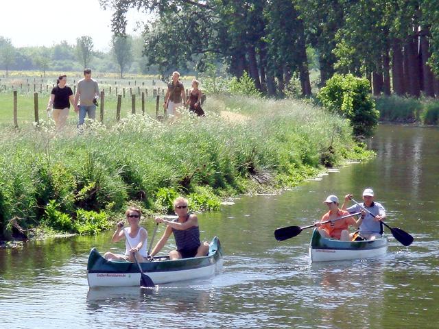 Der Nierswanderweg gehört für Wanderer im Kreis Kleve zu einer ganz besonderen Adresse, um die Natur entlang der Niers zu genießen. Wanderer und Paddler treffen hier häufig aufeinander.
Fotos: WiFö Kreis Kleve