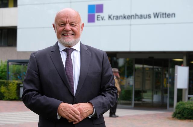 Jozef Kurzeja, Chefarzt der Klinik für Strahlentherapie und Radioonkologie im EvK Witten hat sich in den Ruhestand verabschiedet.