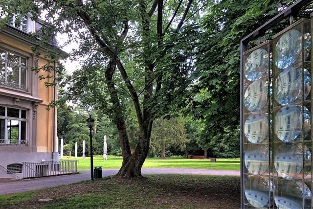 Adolf Luther: Integration (1985). In dem sphärischen Objekt aus Hohlspiegeln spiegeln sich Schloss und Park.
