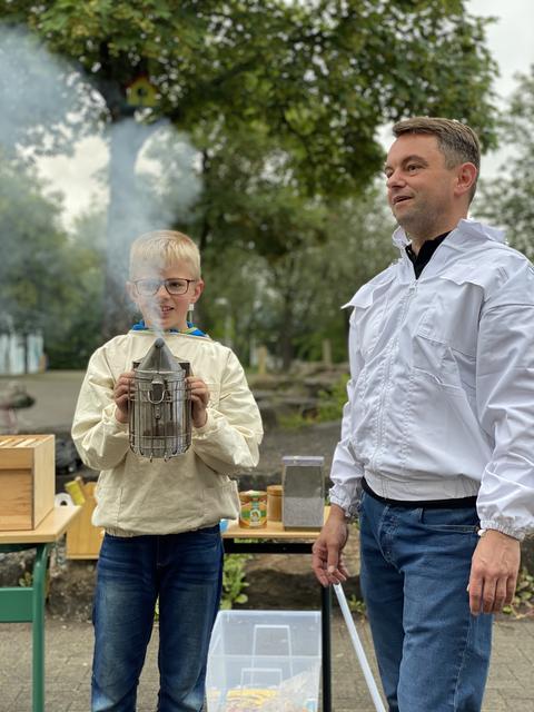 Tim Witsch, Vorstandsmitglied vom Bienenzüchterverein Arnsberg, beeindruckte die Kinder beim Ferienspaßprogramm der Stadt Arnsberg mit seinem Wissen über Bienen.
