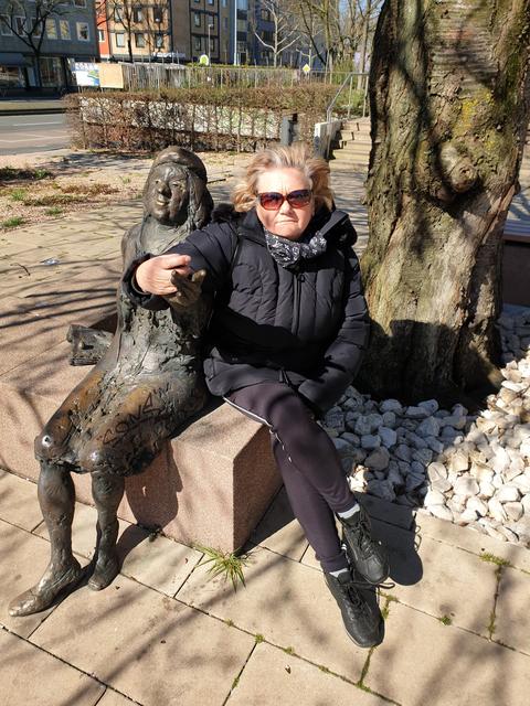 Tana vor dem Schauspielhaus. 