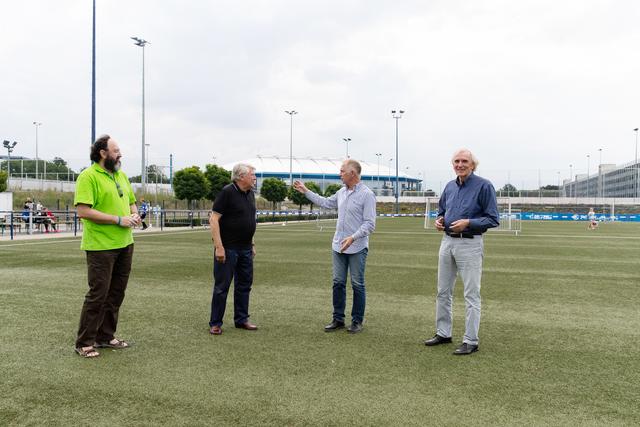 Alexej Tschernjak, Prof. Dr. Gunter Gebauer, Bodo Menze und Prof. Dr. Walfried König trafen sich im Schatten der Veltins-Arena im "Charlys Schalker" zum Austausch.
Foto: Gerd Kaemper