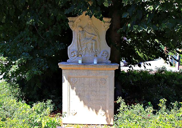 Linde 750 alt unter dieser steht zur Erinnerung an den Fürstbischof Christoph Bernhard von Galen (1650-1678) dieses Denkmal