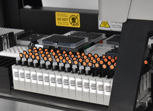 Wer aus einem Risikogebiet am Dortmunder Flughafen landet und sich testen lässt, muss einen Tag auf das Ergebnis seines Abstrichs aus dem Labor warten. | Foto: Klinikum Dortmund