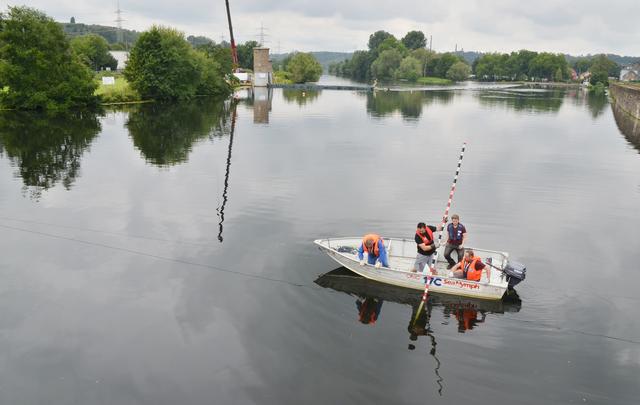 Die Vermessungsprofis an der Schwimmbrücke zwischen Hattingen und Bochum-Dahlhausen.