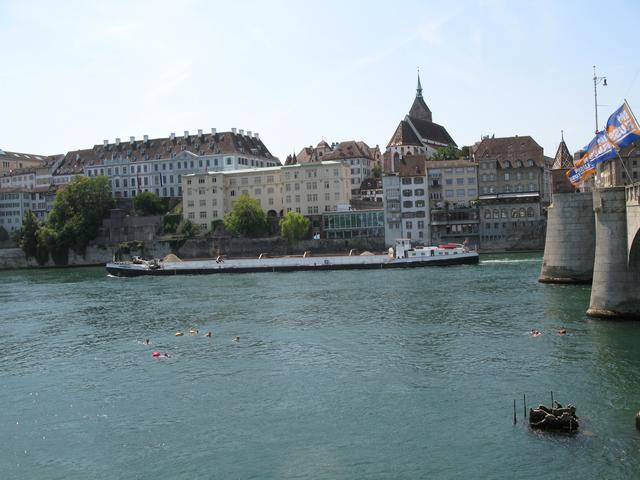 Basel Schwimmen im Rhein mit Schifffahrt | Foto: Umbehaue
