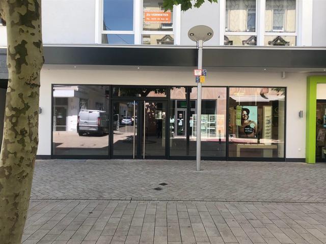 In diesem leer stehenden Ladenlokal in der Hauptstraße wird die Band mit ihrem Konzert für die Begleitmusik beim Shoppen sorgen.