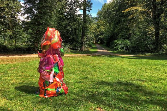 Paul Schwers PET-Plastik steht bis zum 10. August auf dem Platz vor der Kapelle.