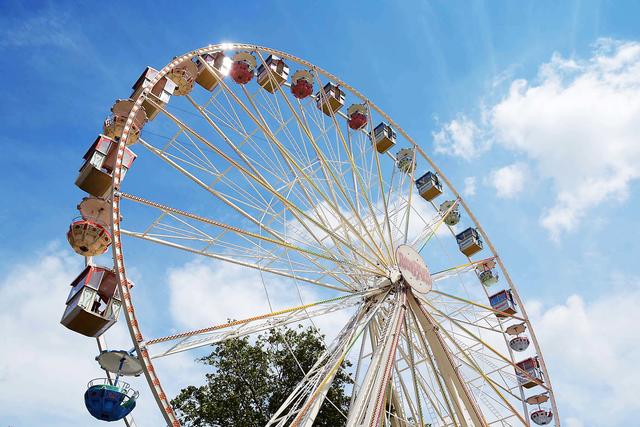 In fast 50 Metern Höhe bietet das Riesenrad im Freizeitpark funDOmio in den Ferien einen Blick weit über Dortmund.