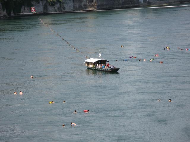 Basel Schwimmen im Rhein die Fähre Kreuzt | Foto: Umbehaue