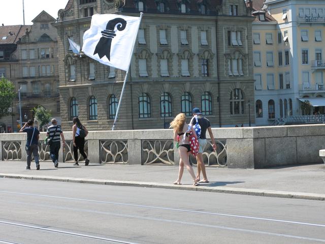 Basel Schwimmen im Rhein ab zur Straßenbahn | Foto: Umbehaue