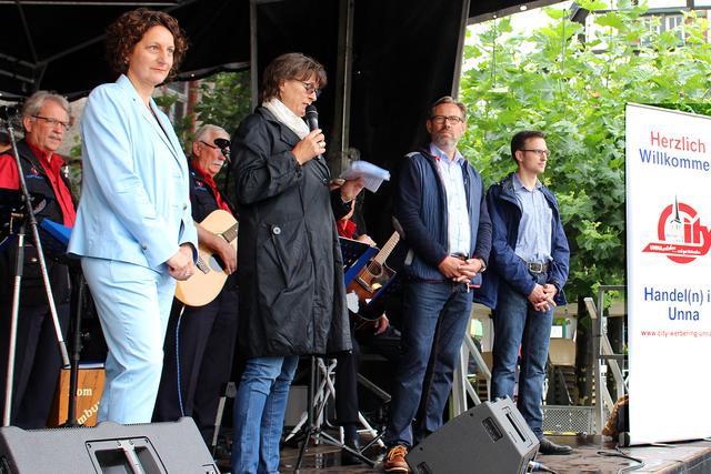 Foto © Jürgen Thoms - Moderatorin Claudia Keuchel, stellv. Bürgermeisterin Renate Nick, Vorsitzender vom City-Werbering Thomas Weber und Seniorenbeauftragter der Kreisstadt Unna Robin Rengers 