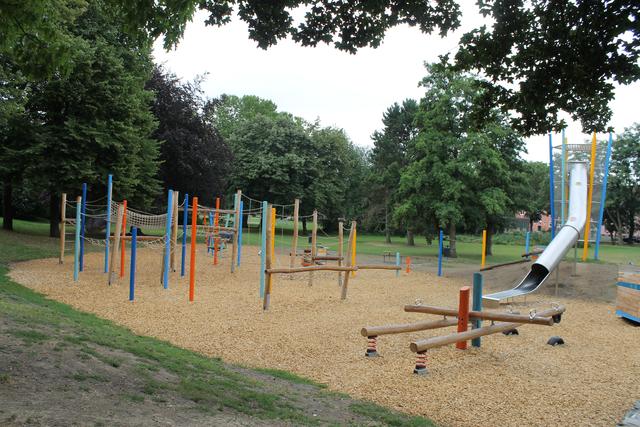 Die Spielgeräte am Franz-Lenze-Platz wurden alle erneuert, für die Kinder ist die Tunnelrutsche das neue Highlight.