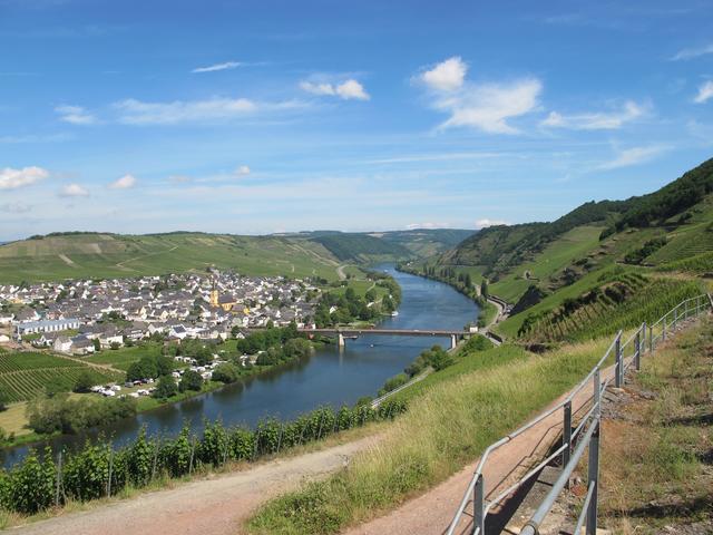 Was für ein Ausblick ins schöne Moseltal! Die "Strampelkilometer" der Radler wurden oft mit landschaftlichen Aha-Erlebnissen belohnt.