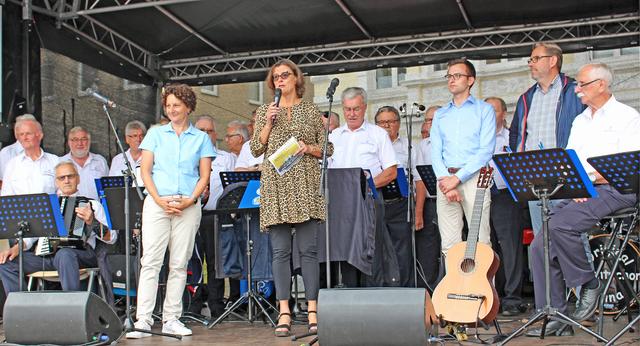 Foto © Jürgen Thoms - Schon auf der Bühne der Shantychor Unna e.V. Vorne: Moderatorin Claudia Keuchel, stellv. Bürgermeisterin Renate Nick, Seniorenbeauftragter Robin Rengers und der Vorsitzende des City Werberings Thomas Weber 