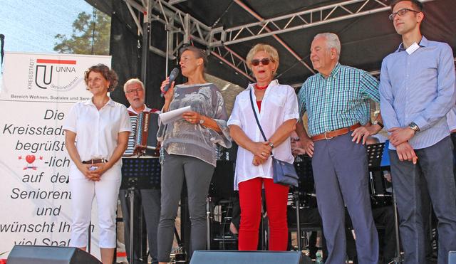 Foto © Jürgen Thoms - Moderatorin Claudia Keuchel, stellv. Bürgermeisterin Renate Nick, Ausschussvorsitzende für Soziales und Senioren Gabriele Meyer, Ehrenvorsitzender im City-Werbering Hans-Peter Wigger und Seniorenbeauftragter Robin Rengers