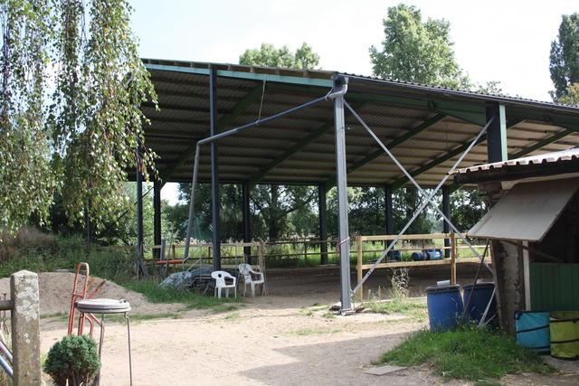 Die Überdachung des Reitplatzes, durch eine großzügige Spende ermöglicht, steht kurz vor dem Abschluss.
