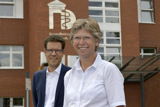 Mit dem MVZ Ruhrgebiet Nord freuen sich Koordinator seitens der KKRN GmbH, Arne Hutmacher, und ärztliche Leiterin Dr. med. Martina Bartsch die medizinische Versorgung in der Region zu verbessern. Fotocredit: Günter Schmidt