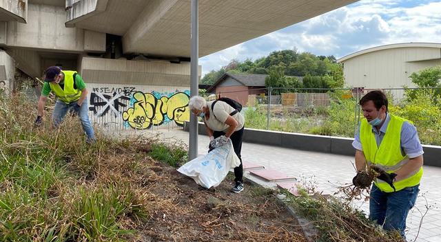 Ob Schnapsfläschchen, Fastfood-Behälter, Präservative oder eimerweise Zigarettenkippen, die öffentlichen Grünbereiche am neuen Busbahnhof werden geradezu als Müllhalden genutzt!