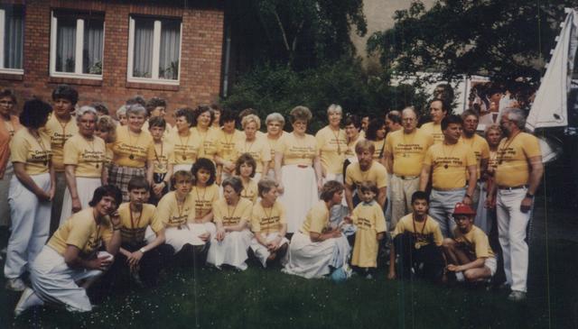 Deutsches Turnfest in Berlin 1987, die Teilnehmer vom TV Eintracht machen sich für den Umzug fertig.