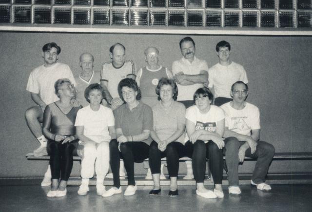 die Jedermann-Gruppe im Jahr 1989, noch immer eine bunte Mischung aus jung und alt, Rosel Theel sitzend, zweite von links