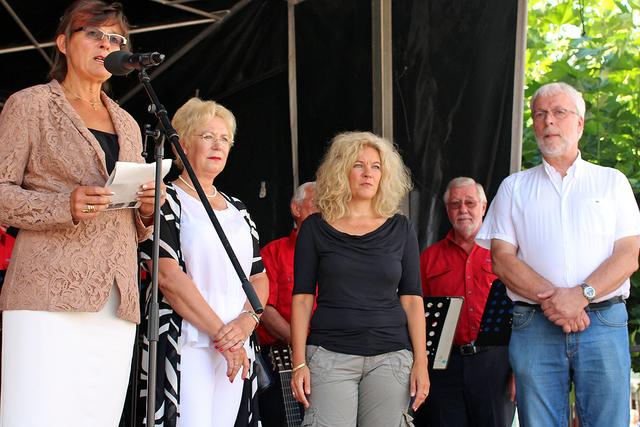 Foto © Jürgen Thoms - Renate Nick ( 1. stellvertretende Bürgermeisterin), Gabriele Meyer (Ausschuss für Soziales und Senioren), Dorothee Glaremin (Seniorenbeauftrage), Wolfgang Leiendecker (City-Werberingvorsitzender) - Im Hintergrund bereitet sich der „Original Shanty-Chor“ auf den Auftritt vor