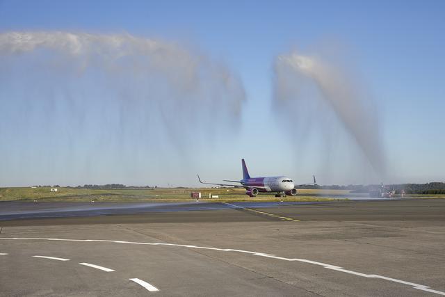 Klassisch wurde die erste neu stationierte Maschine von der Flughafen-Feuerwehr mit Wasserfontänen begrüßt. | Foto: Hans Jürgen Landes