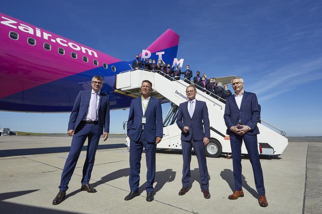 Bei der Eröffnung der ersten Deutschland-Base der ungarischen Airline Wizz Air am Flughafen Dortmund. | Foto: Hans Jürgen Landes