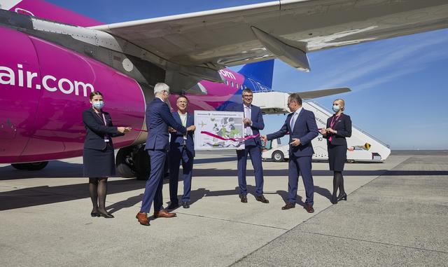 Bei der Eröffnung der ersten Deutschland-Base der ungarischen Airline Wizz Air am Flughafen Dortmund. | Foto: Hans Jürgen Landes