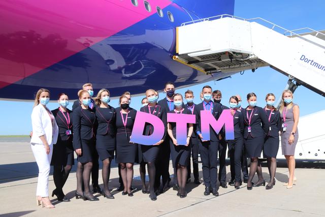 Bei der Eröffnung der ersten Deutschland-Base der ungarischen Airline Wizz Air am Flughafen Dortmund. | Foto: Hans Jürgen Landes