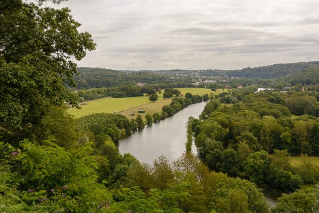 Bevor es zur Ruhr hinunter geht können wir einen ersten Blick von oben darauf werfen. Hinten ist Essen-Werden zu erkennen, das wir später auch noch erreichen werden.