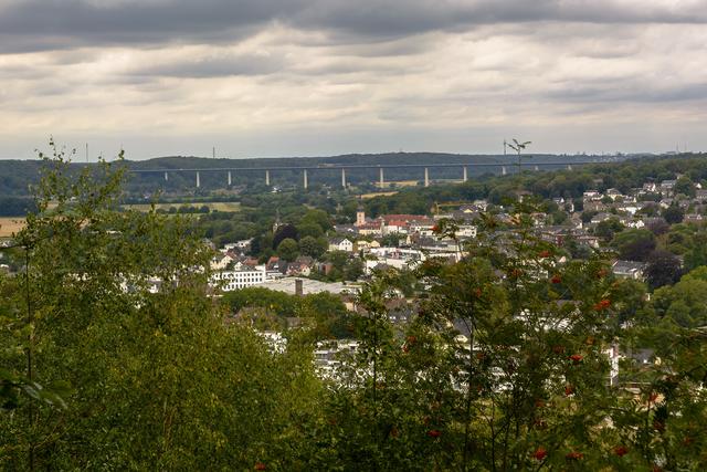 Aussichtspunkt auf dem Pasberg mit Blick auf Kettwig und die Mintarder Brücke der A52