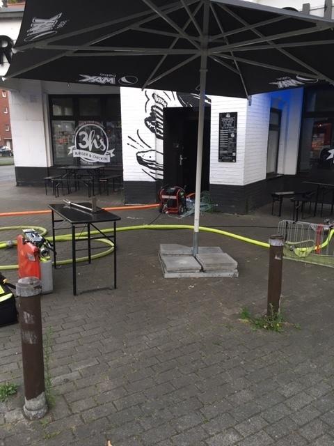 vor dem Lokal