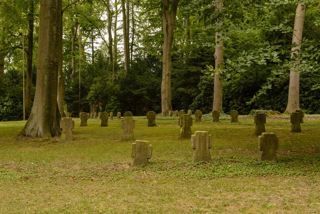 Der Weg führt am Kettwiger Waldfriedhof vorbei.