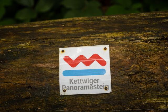 Mit solchen Plaketten ist der Rundwanderweg durchgehend kenntlich gemacht.