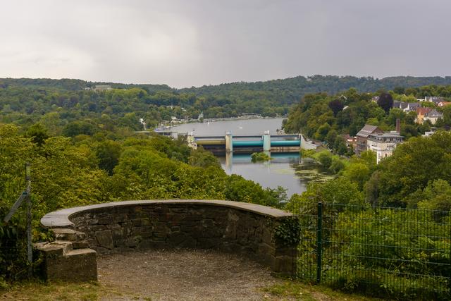 Diesen schönen Aussichtspunkt erreicht man sowohl auf dem Baldeney Steig als auch auf dem Kettwiger Panoramasteig.