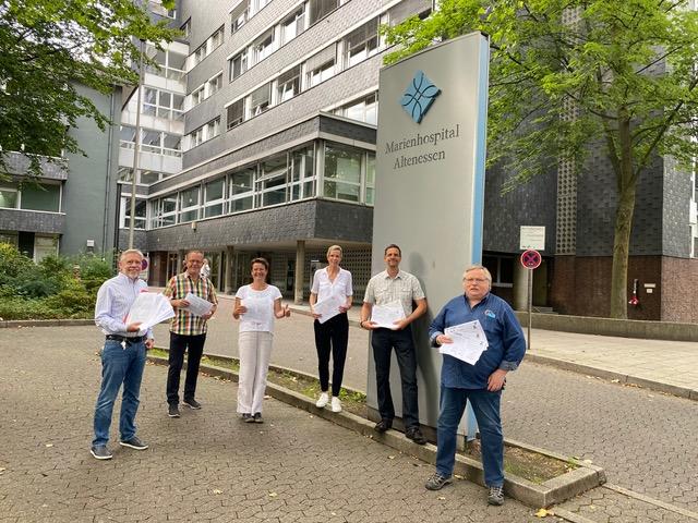 Die Organisatoren präsentieren eine Auswahl der mehr als 5.000 Unterschriften, v.l. : Franz B. Rempe, Johannes Maas, Anne Böckenholt, Nina Hamann-Hensel, Markus Gröting und Siegfried Brandenburg.