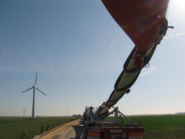 Windrad Montage Flügel auf LKW | Foto: Umbehaue