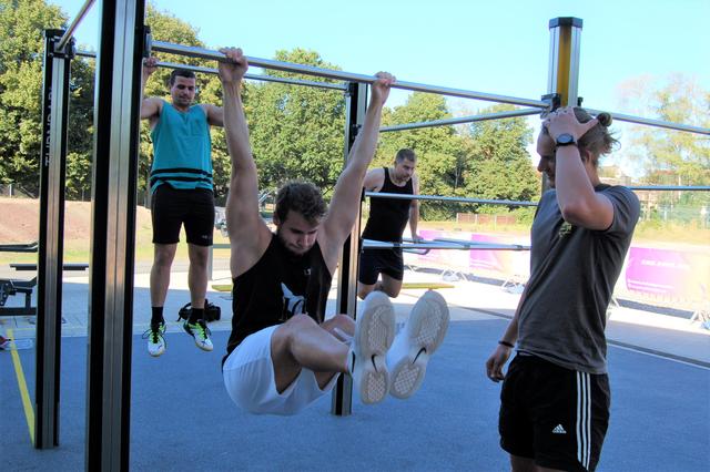 Jonathan Thomas (li.) trainiert am Freitag mit seinem Team vom Mülheimer Kanu- und Ski-Verein im Fitnessbereich des Sportparks Styrum.