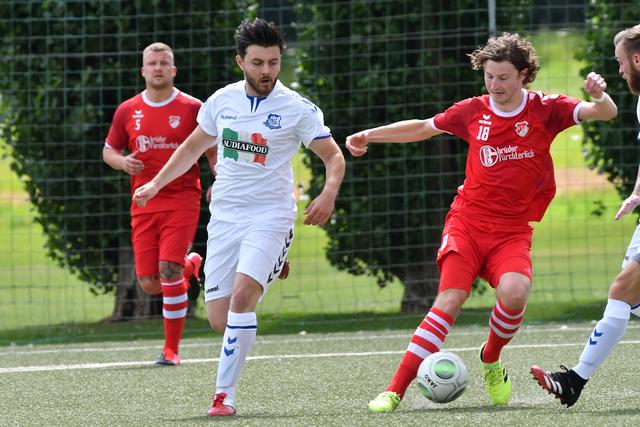 Eifrig testen Kettwiger und Mintarder Fußballer.
Foto: Bangert