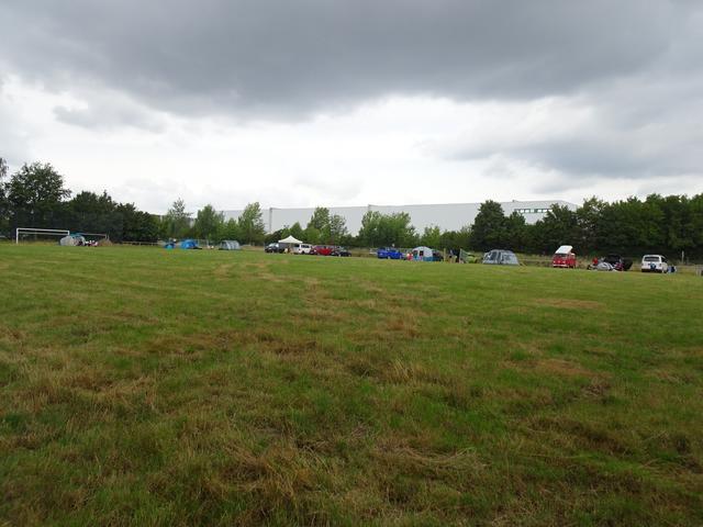 Viel Platz zum Übernachten gab es auf dem Sportplatz.