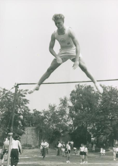 Der Turner Albert Seeliger um 1956 am Spannreck,
Stadtmeister und Vize-Westfalenmeister