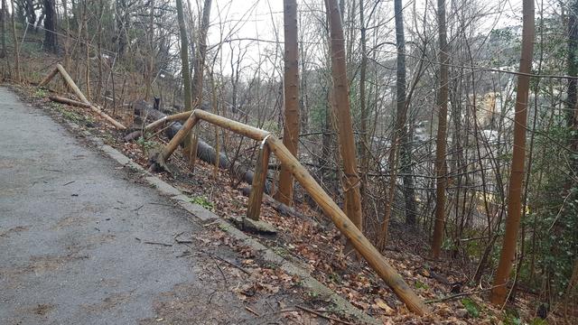 Die marode Holzabsperrung im oberen Teil ist inzwischen verschwunden.
Foto: Henschke