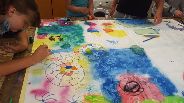 In einem Workshop des Kinder- und Jugendtreffs Gierskämpen gestalteten die TeilnehmerInnen ihr eigenes T-Shirt und machten Erfahrungen mit Techniken der Stoffmalerei, sowie mit der Arbeit am PC.