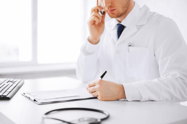 Bislang konnten niedergelassene Ärzte, die Patienten mit Verdacht auf Corona nicht selber testen wollten, diese zum Test durch die Hilfsorganisationen anmelden. Auch das ist ab sofort nicht mehr möglich.
