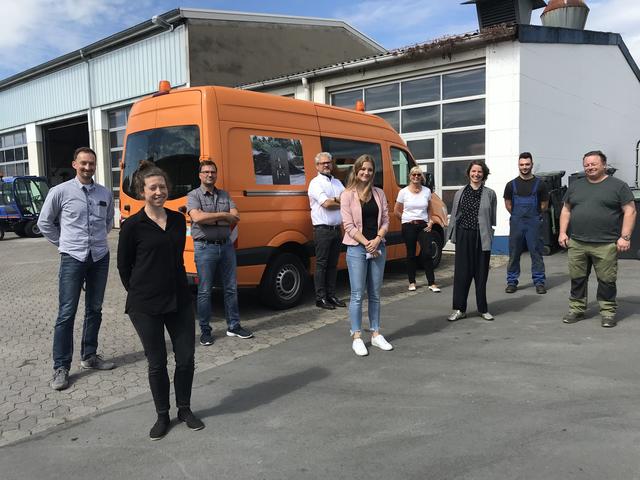 "Konvoi spezial" im Rahmen des Arnsberger Kunstsommers: (von links) Marko Mennekes (Chef der Folierung), Theresa Kampmeier, Thomas Gottwald, Marco van Putten (Leiter der Technischen Dienste), M. Graf, Beate Mayer, Yala Juchmann und zwei Mitarbeiter der Technischen Dienste; Motiv aus Yala Juchmanns "Tandem."