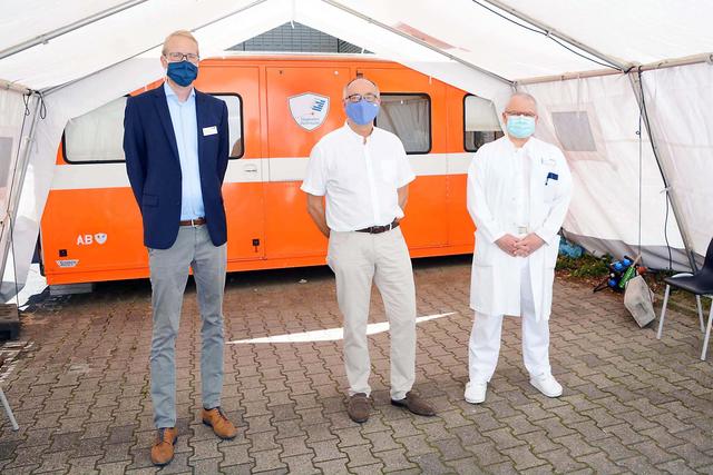 Lehrer und Mitarbeiter von Schulen können sich alle zwei Wochen kostenlos testen lassen, im Bild das neue Testzentrum am Klinikum Nord in Dortmund.