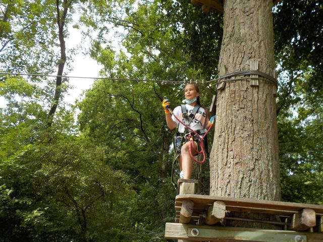 Eine echte Herausforderung waren die Seilbahnen, denen sich die Kids und Teens mutig stellten. Foto: VKJ